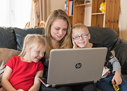 Rachel Wiffen with children at laptop