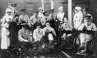 Group photograph of nurses and injured solders from the First World War