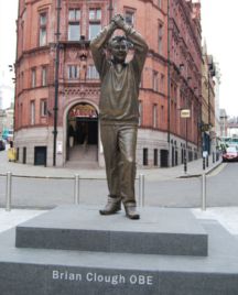 http://www.nottingham.ac.uk/TopLevelImages/CreditToNottinghamCityCouncil/BrianCloughStatue216x268.jpg