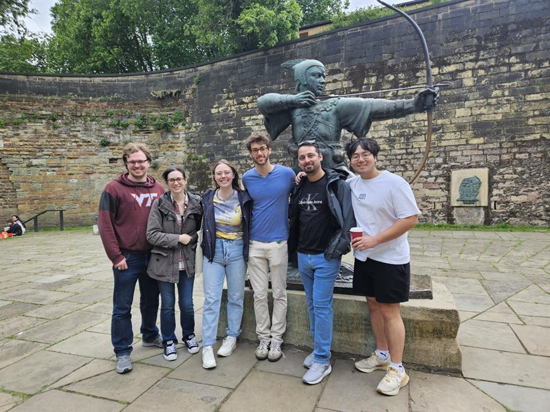 Virginia Tech students standing in front of the Robin Hood statue in Nottingham City Centre