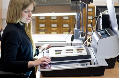 Student using the book scanner