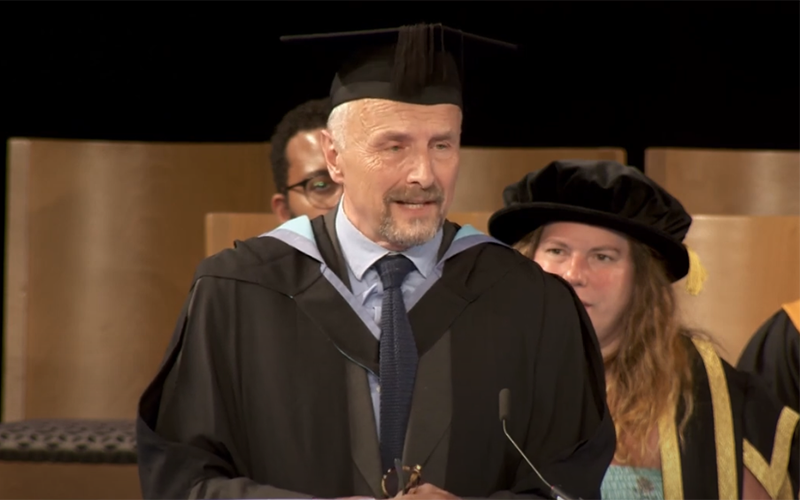 Nick Munro onstage 800x