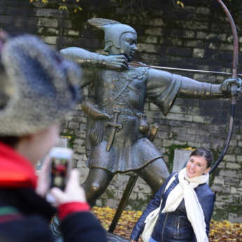 Students-Robin-Hood-Statue