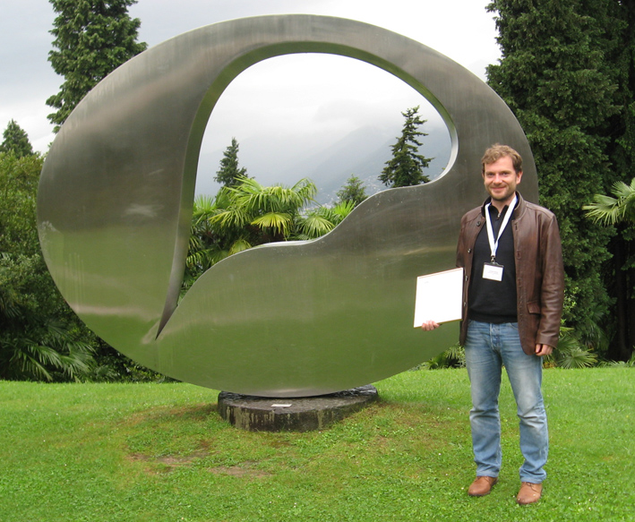 Jonathan Schulz receives his award