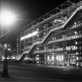 A black and white photo of the outside of Pompidou Centre in Paris.