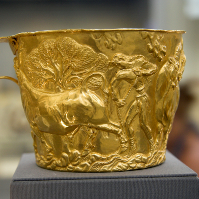 The gold cup NMA 1759 from the tholos tomb at Vapheio, near Sparti ©Wikimedia Commons