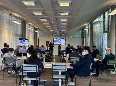 Min Rose talking to attendees sitting at tables facing forward at the University of Nottingham Ningbo China (UNNC) Innovation and Entrepreneurship Engagement event.