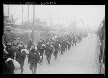 websize-colonial-troops-from-the-congo-landing-in-france