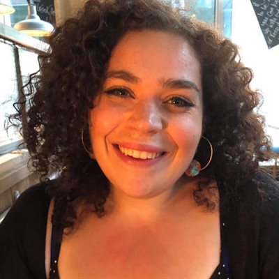 A headshot of Hannah Marie Robbins, smiling