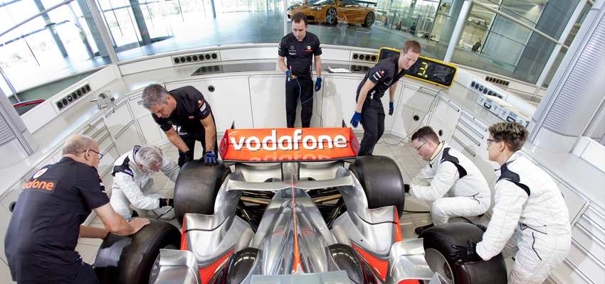 McLaren-team-in-action-850x400