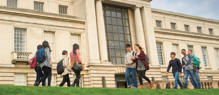 Students in front of Portland720