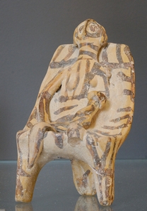 Kourotrophe_phi-figurine_Louvre