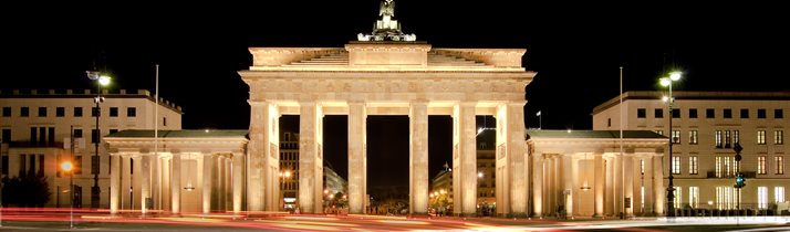 A night-time shot of the Brandenburg gate