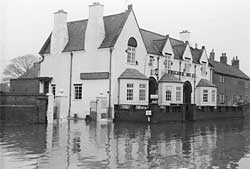 Unicorn Hotel flooded, December 1965