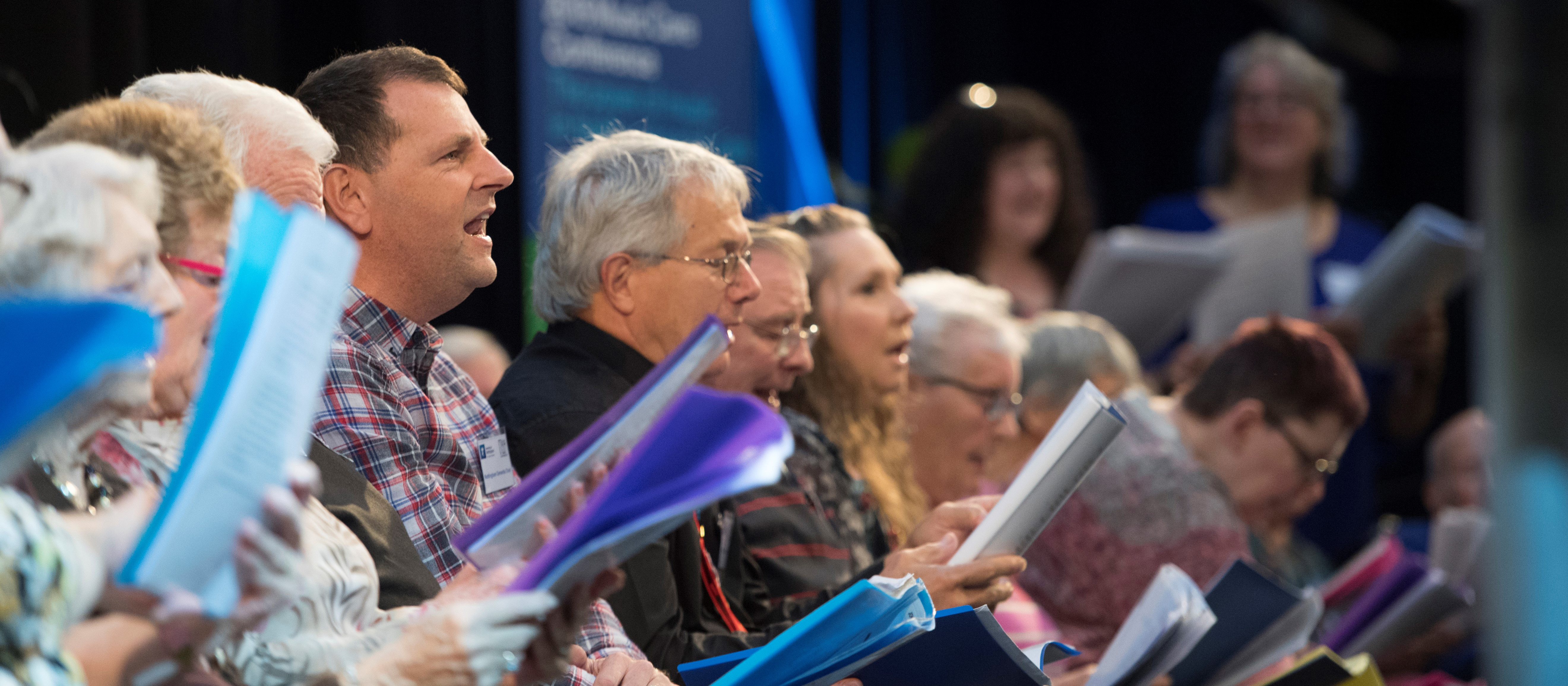 People with dementia singing