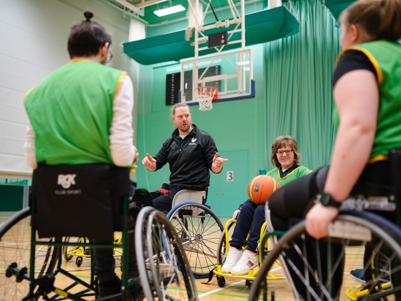 Wheelchair basketball coach delivers tips to students