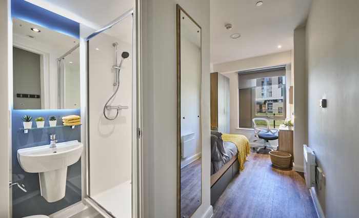 Deakins Place Ensuite Silver Plus 