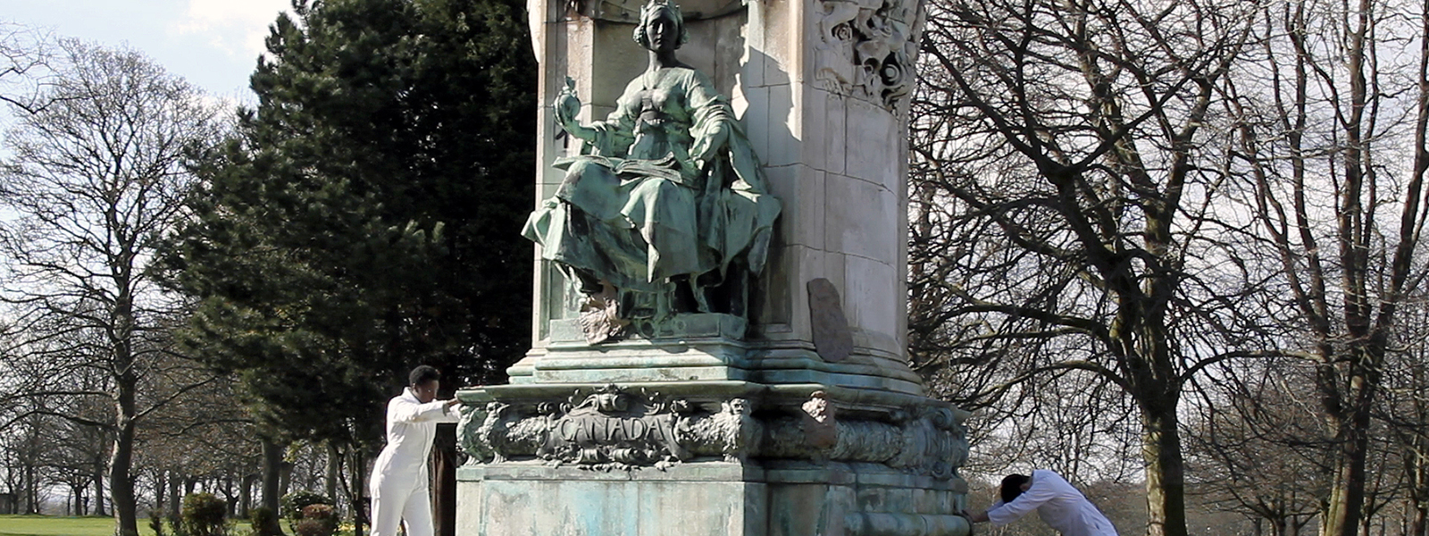 Memorial to Queen Victoria statue