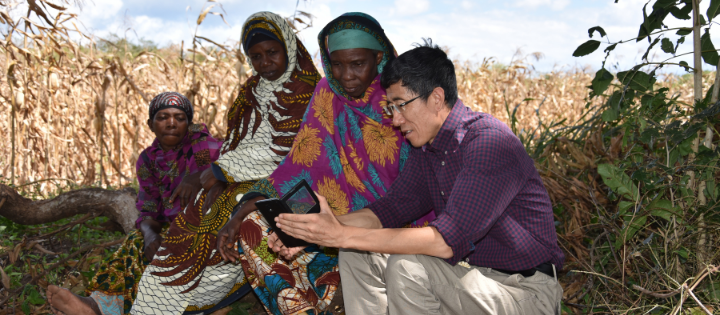Prof. Dr. Xiaoyun Li and farmers in Morogoro Province, Tanzania 720x315