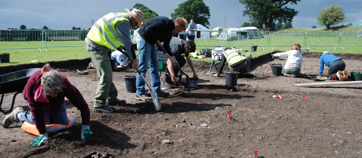 Volunteers, students and professional archaeologists working together, taken by Will Bowden