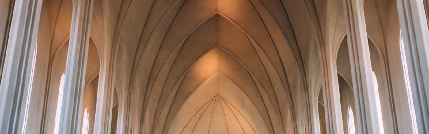 A cathedral ceiling with high arches