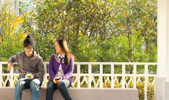 Students studying in the Chinese British Garden, Ningbo Campus, China