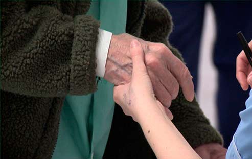 Communication - Social closeness - Nurse holding dementia patients hand