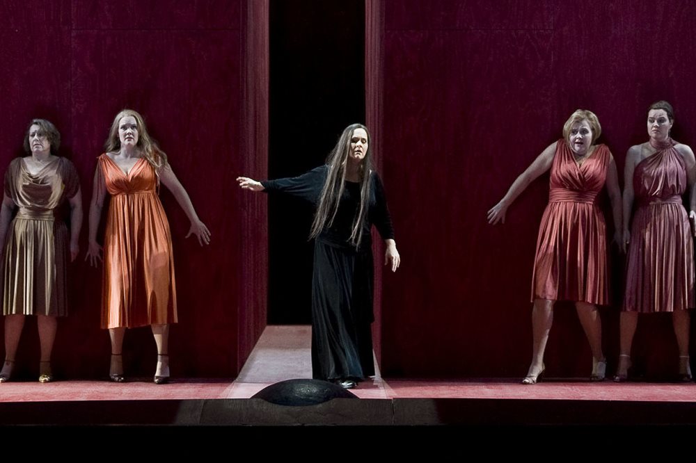 Elektra at the Royal Swedish Opera in 2009: Marianne Eklöf as Klytaemnestra surrounded by members of the opera house choir