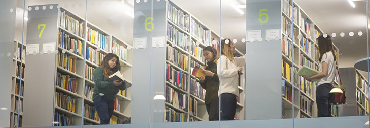 Students browsing shelves