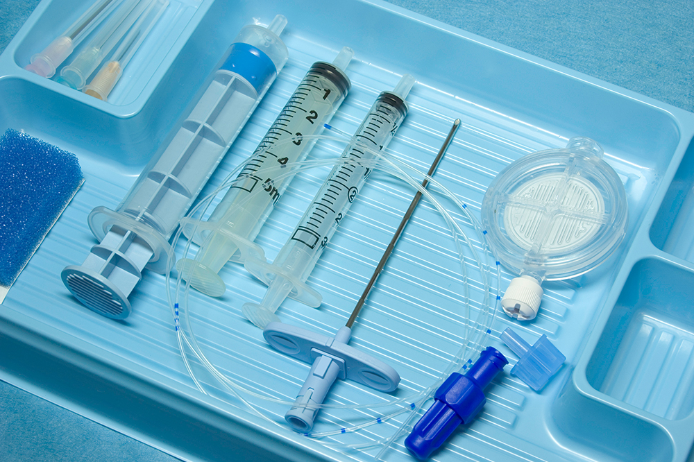 An epidural kit on a surgery tray