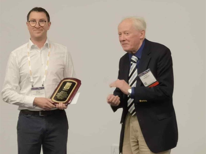 Dr. David Scurr receiving the AVS ASSD Peter Sherwood Mid-Career Award for exceptional progress in R&D.