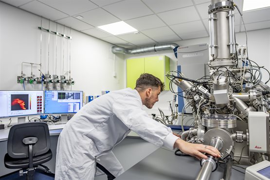 Operating the OrbiSIMS instrument