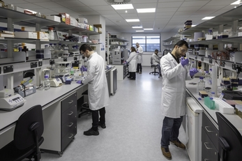 Students analysing biomedicines in a laboratory
