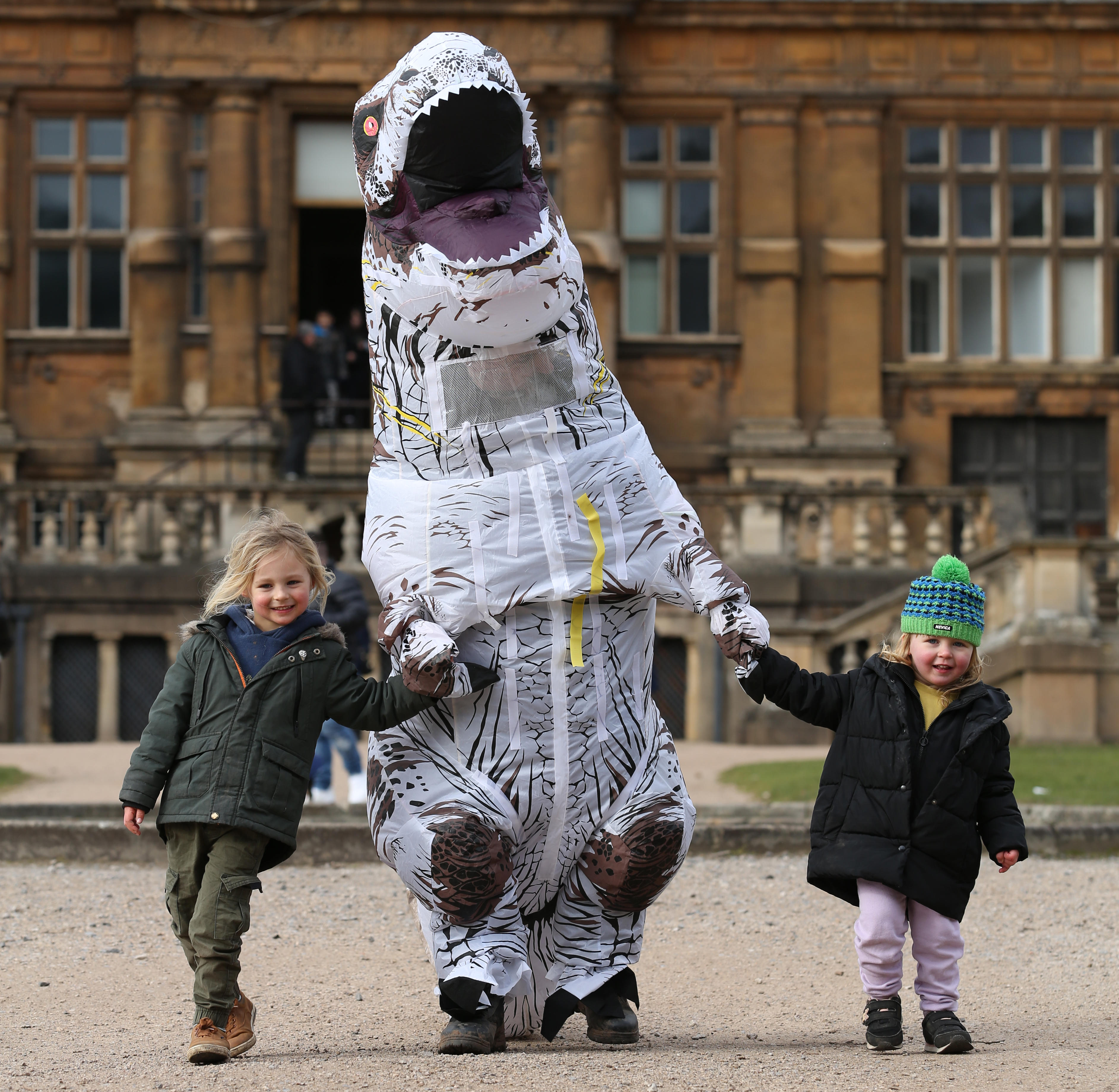 Science in the Park_Childrenwithdinosaur