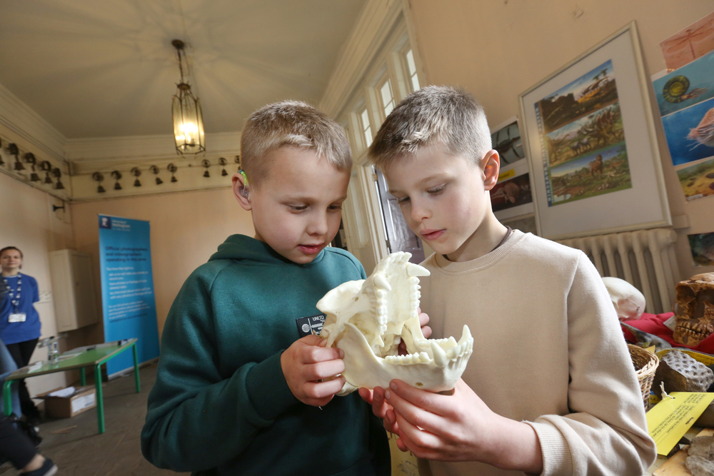 2 boys holding a skull at the WH stand
