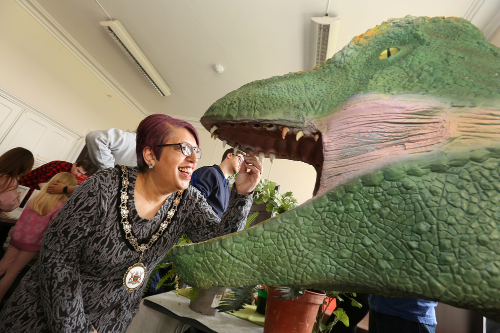 Sheriff of Nottingham, image 14, with dinosaur