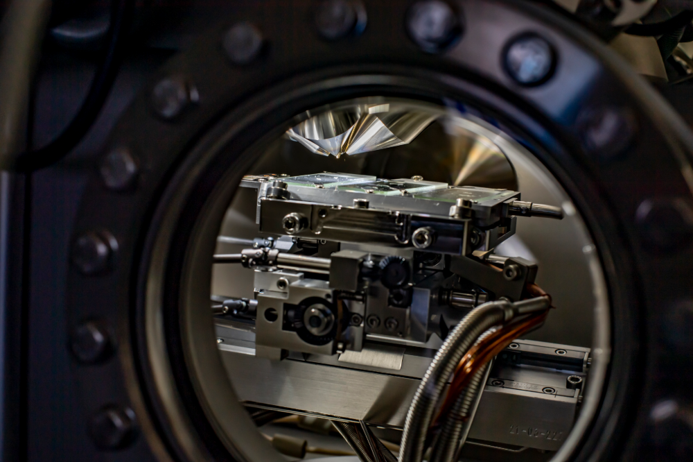 Port for sample chamber of 3D OrbiSIMS