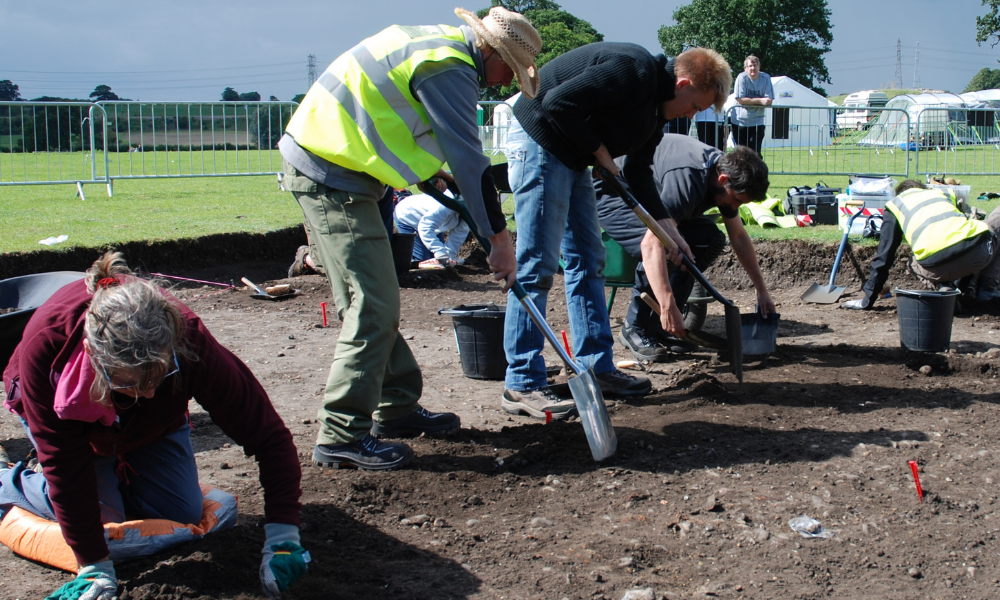 Volunteers, students and professional archaeologists working together on an archaeological dig, taken by Will Bowden